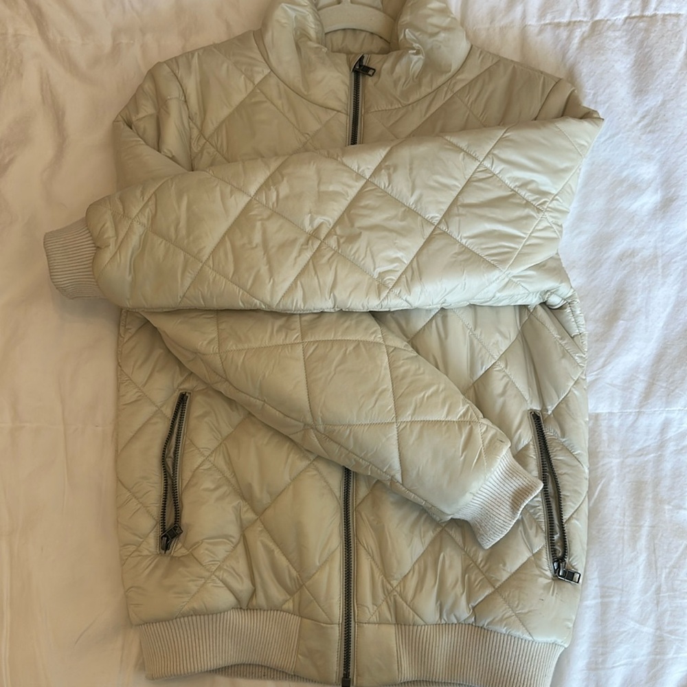 Patagonia women’s puffy bomber style light puffy coat in cream